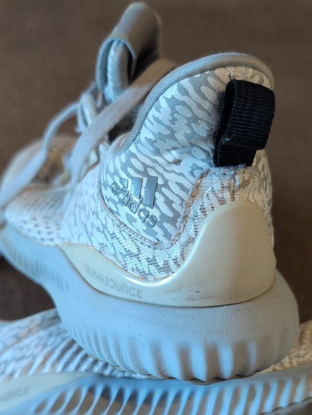adidas ALPHA BOUNCE Sz.61/2 Mens Athletic Sneakers in Light Gray and Cream Shoes